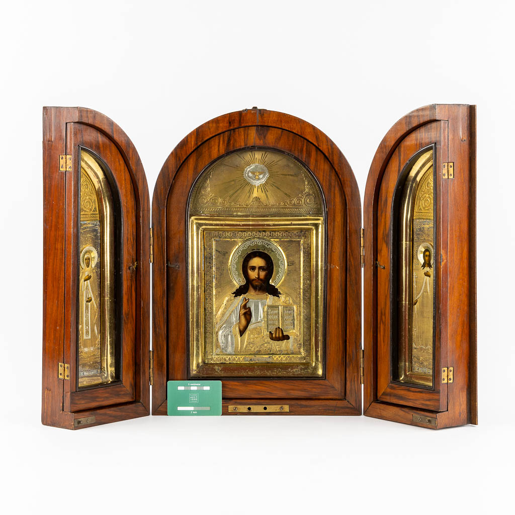 Een Russisch Triptiek icoon, Christus Pantocrator en twee heiligen, Vermeil Rizza, mahonie. Circa 1900. (L:7,5 x W:66 x H:48 cm)