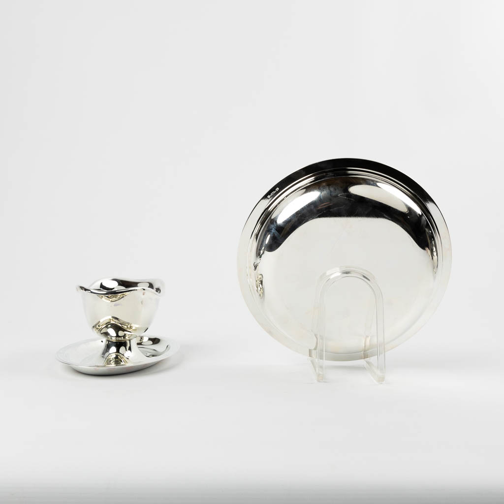 Christofle, a tureen and a saucer on their respective serving platters. (L:27 x W:30 x H:21 cm)