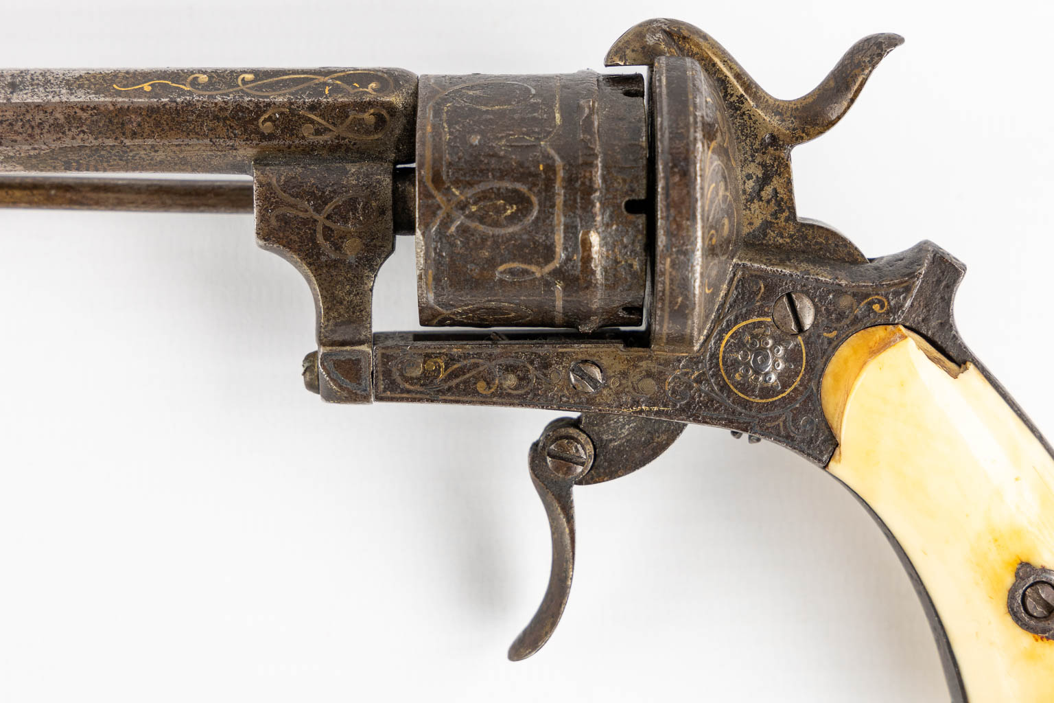 A collection of two antique pistols, of which one is a 