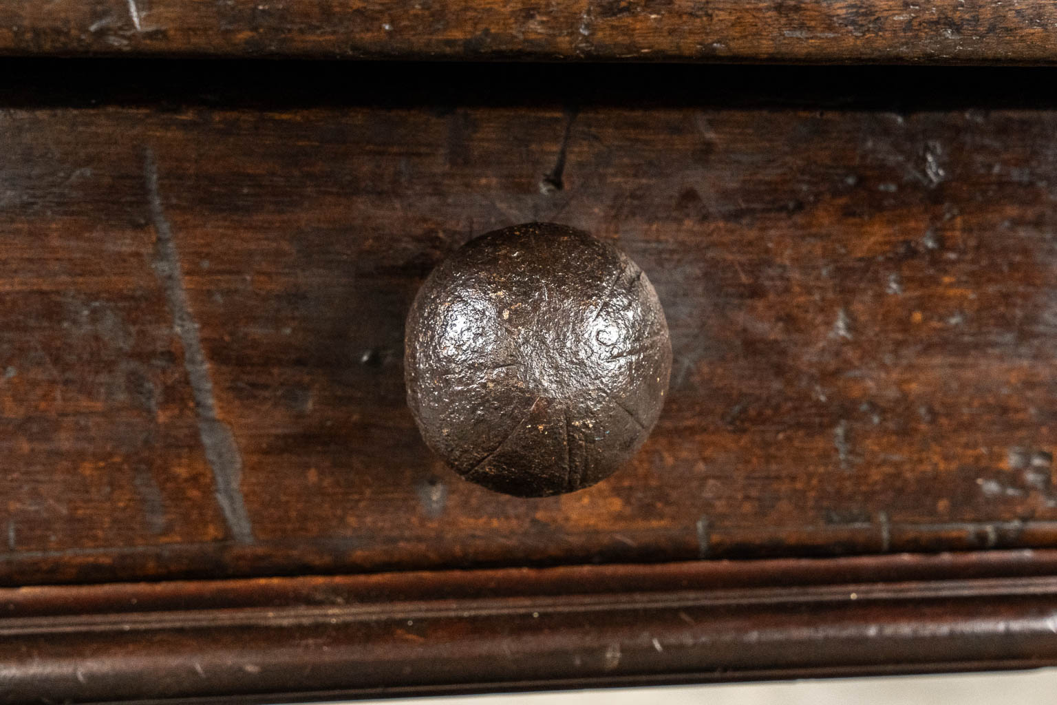 An antique Spanish table, three drawers. Chestnut tabletop in 1 single piece. 17th C. (L:65 x W:194 x H:82,5 cm)