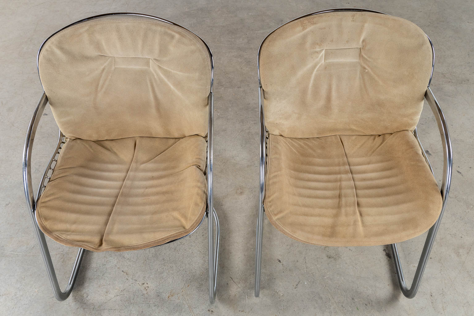 A pair of cantilever chairs, chromed metal. in the style of Gastone Rinaldi. (L:60 x W:52 x H:82 cm)