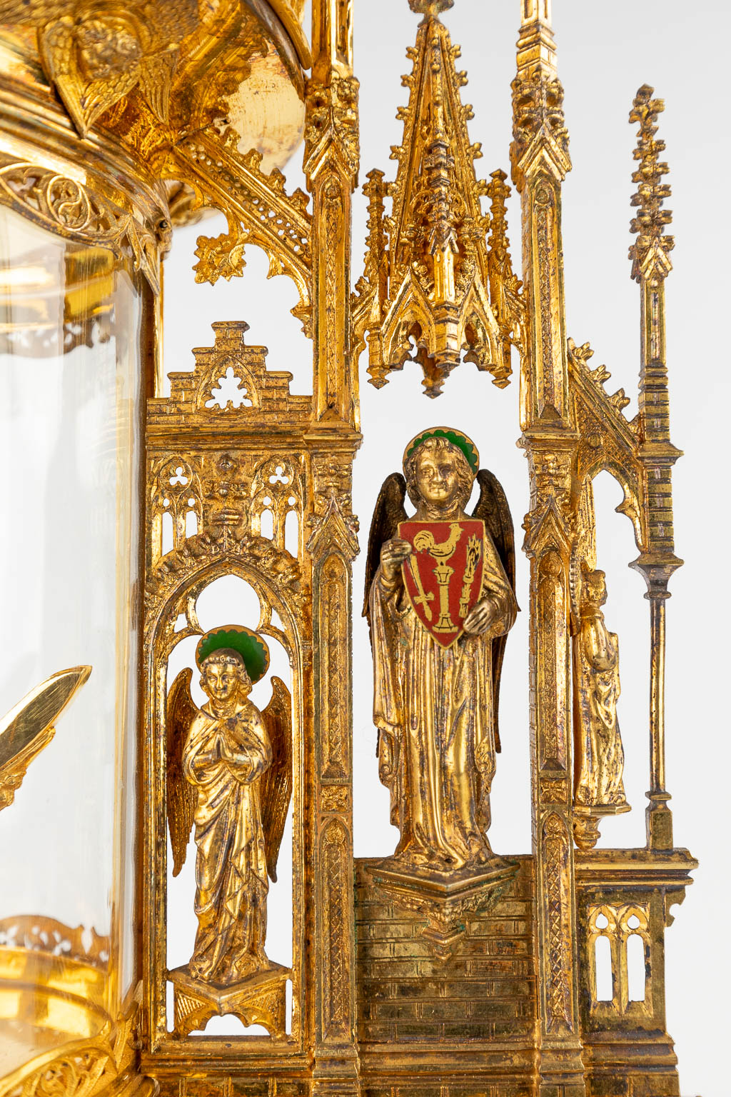 A large Tower Monstrance, gilt brass in a gothic revival style. Probably  Bourdon, Ghent. 20ste eeuw. (L:20 x W:26 x H:72 cm)