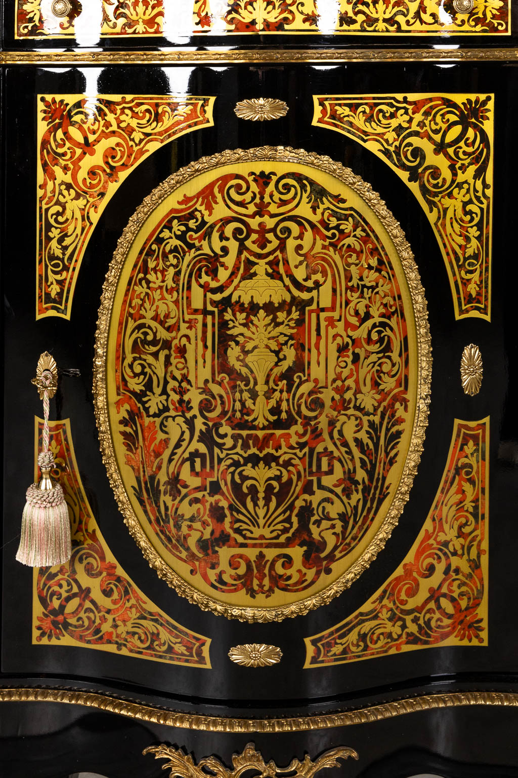 Een één-deurs kast, Napoleon 3 stijl, Boulle. 20ste eeuw. (L:31 x W:107 x H:101 cm)