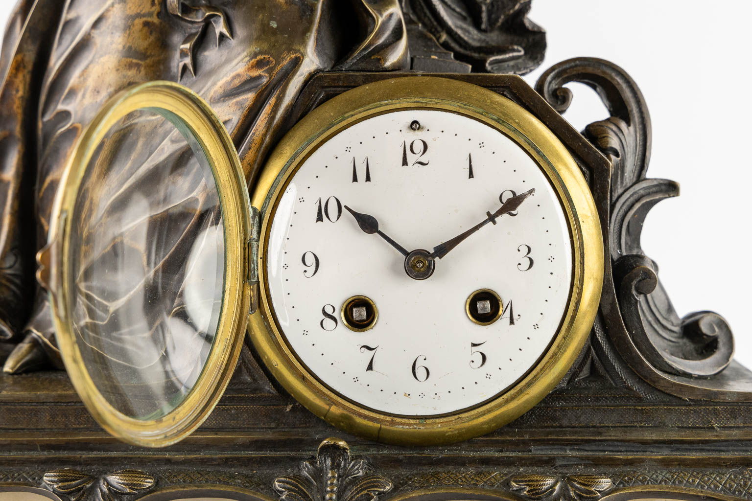 A mantle clock with a lady, patinated bronze on marble. (c.1900).