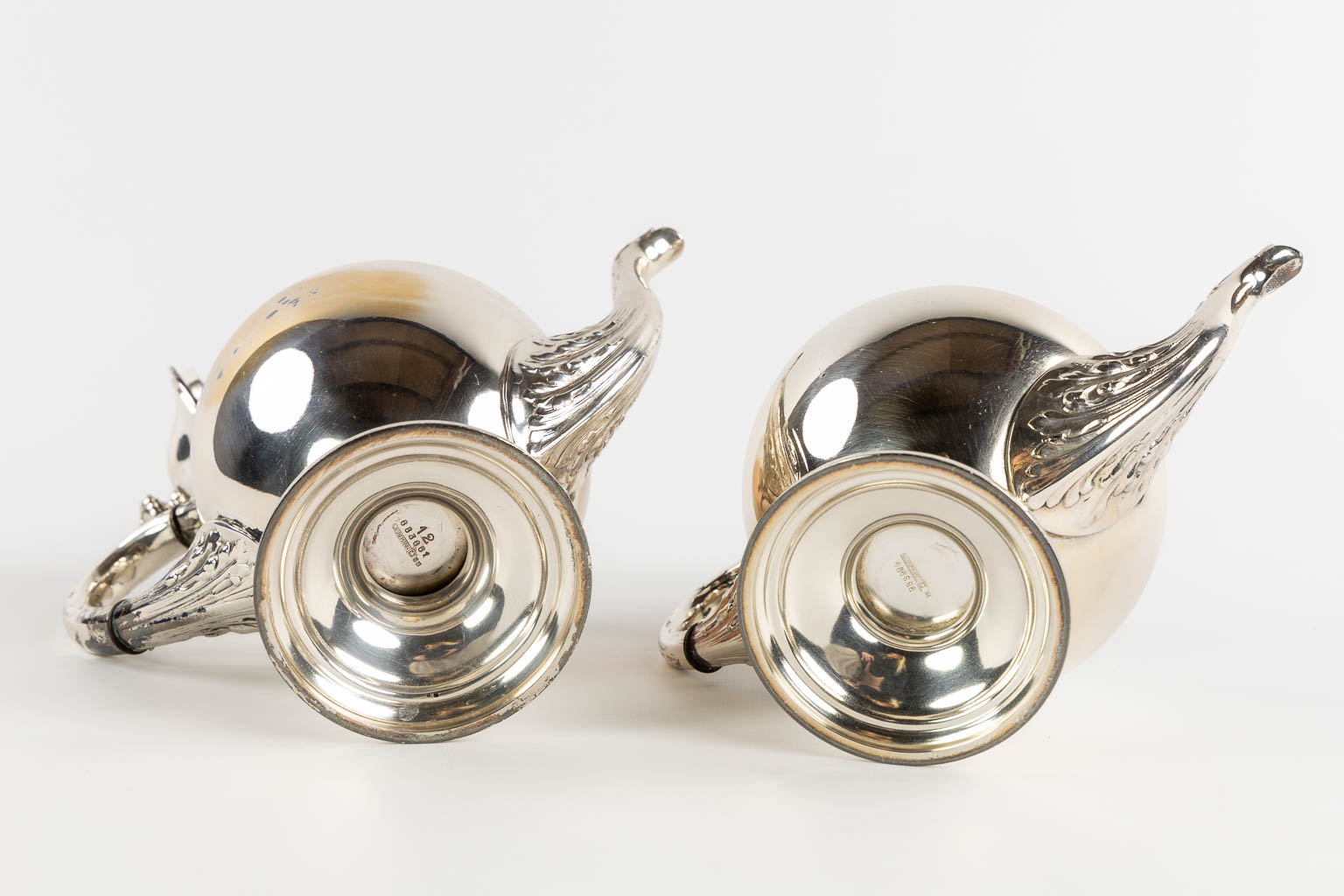 Wiskemann, a silver-plated coffee and tea service, addded are two serving bowls. (L:35,5 x W:57 cm)