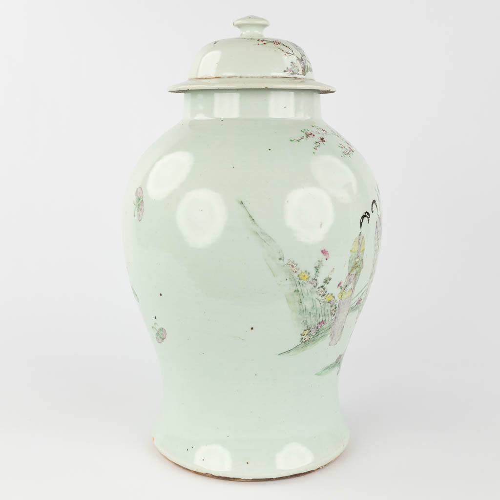 Een Chinese vaas en dekselvaas met decor van hofdames. 19de/20ste eeuw. (H: 58 x D: 23 cm)