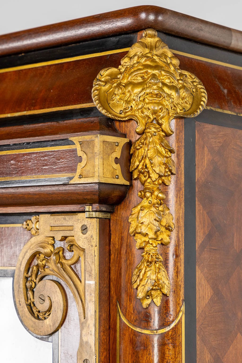 An exceptional two-door display cabinet, in the style of Paul Sormani. 19th C. (L:42 x W:125 x H:165 cm)