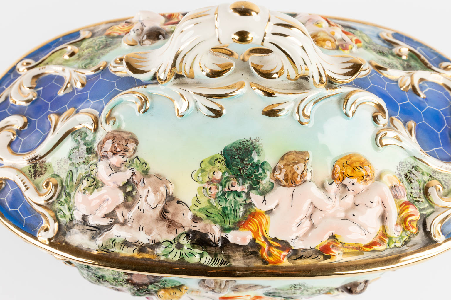 Capodimonte faience, een collectie van 2 items, Italië. Circa 1970. (L:22 x W:52 x H:32 cm)