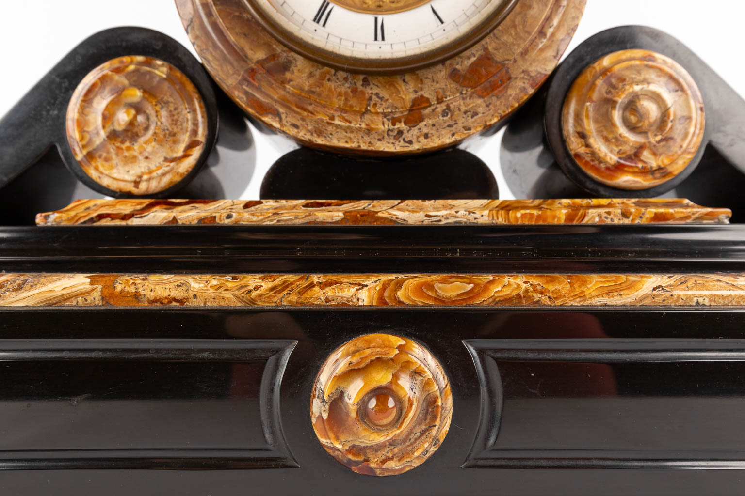 A three-piece mantle garniture clock and side pieces, marble. Circa 1900. (L:15 x W:54 x H:30 cm)