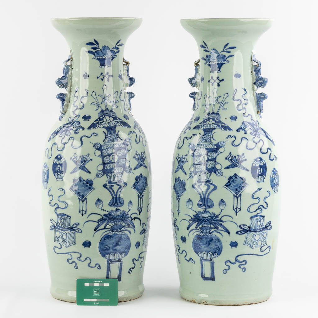 A pair of Chinese vases with a blue-white Antiquities decor. (H:58 x D:20 cm)