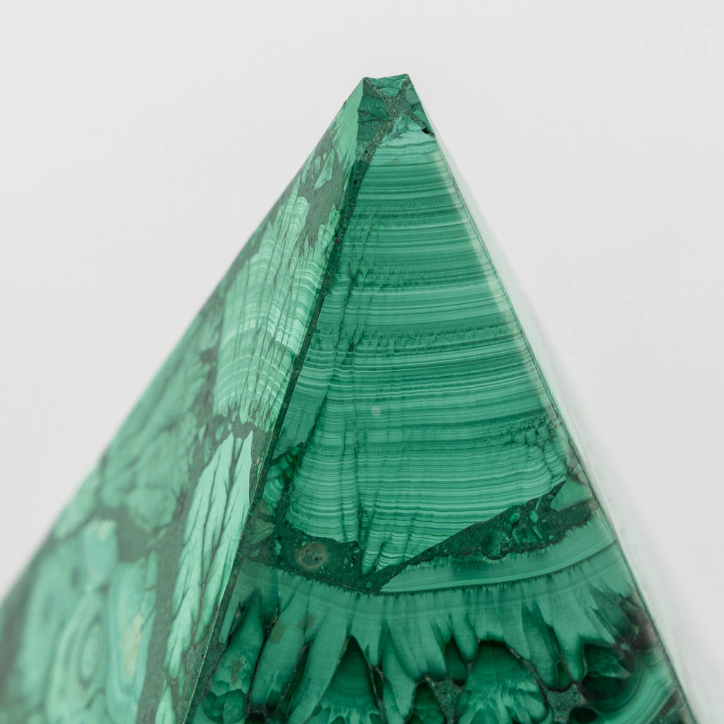 A pair of decorative Malachite pyramides. 20th C. (L:16 x W:16 x H:20,5 cm)