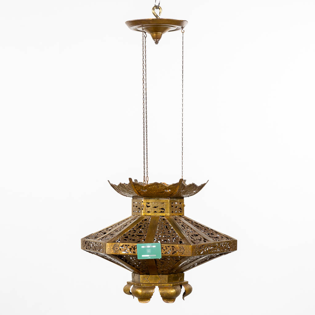 An antique Japanese ceiling lamp, brass. Circa 1920. (L:52 x W:52 x H:110 cm)