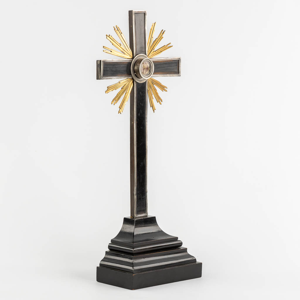 A crucifix with sunburst rays, mounted with a sealed theca and a relic of the True Cross. 19th C. (L:9 x W:21 x H:49,5 cm)