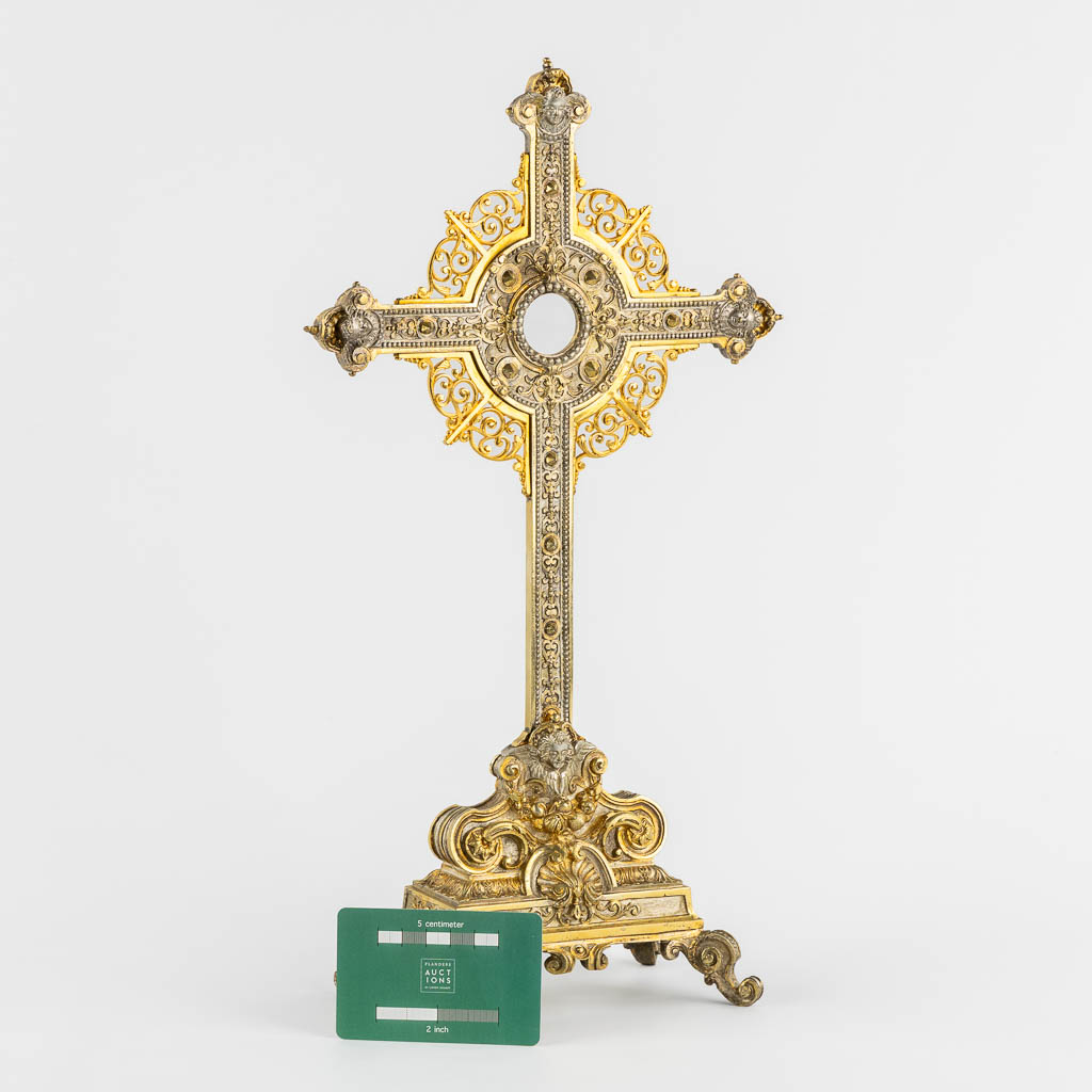 A double faced reliqary crucifix or Monstrance, bronze in Baroque style. 19th C. (W:22,5 x H:41 cm)