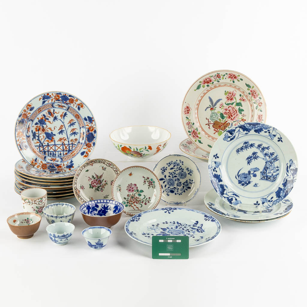 Een collectie Chinees en Japans porselein, Imari, Blauw-wit en Famille Rose. (D:23,5 cm)