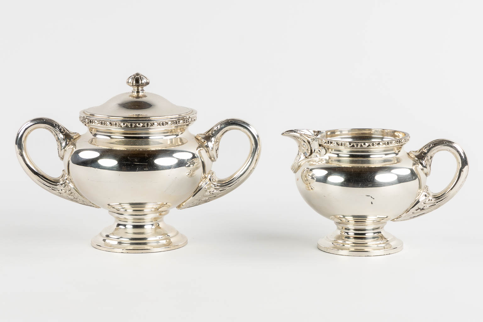 Wiskemann, a silver-plated coffee and tea service, addded are two serving bowls. (L:35,5 x W:57 cm)