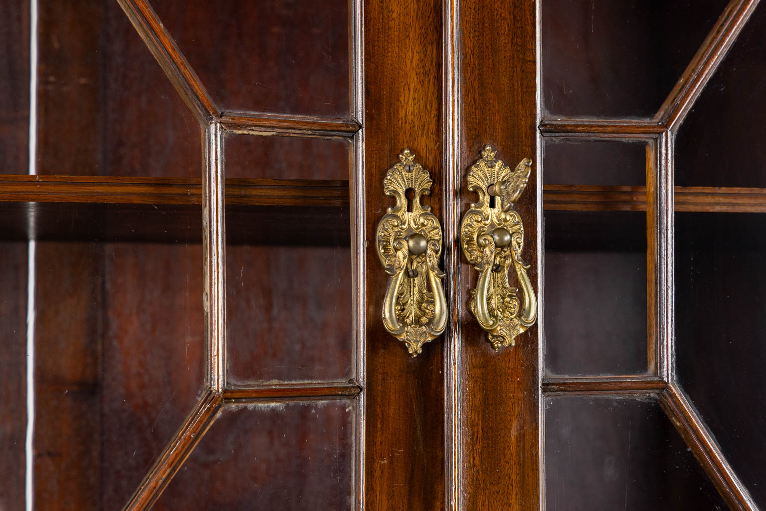 An English display cabinet, Library cabinet, 19th C. (L:49 x W:125 x H:230 cm)