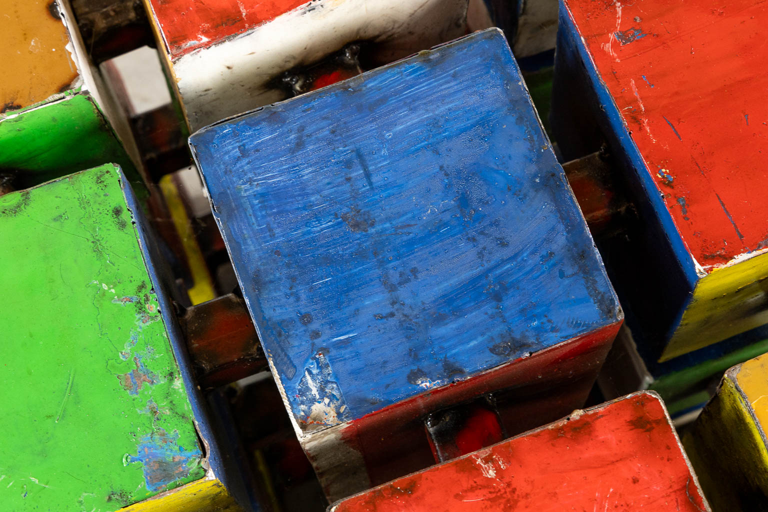 Een mid-century bijzettafel in de vorm van een Rubik's Cube. 