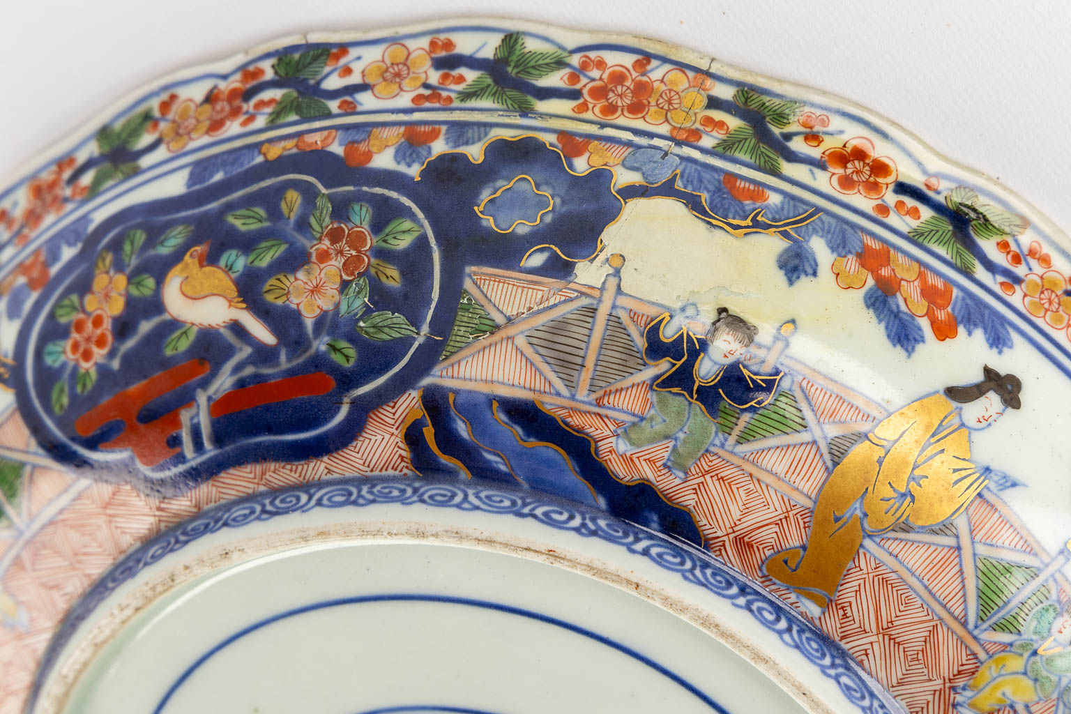 Vijf Chinese en Japanse borden en schalen, Imari en Blauw-Wit. (L:29 x W:35 cm)