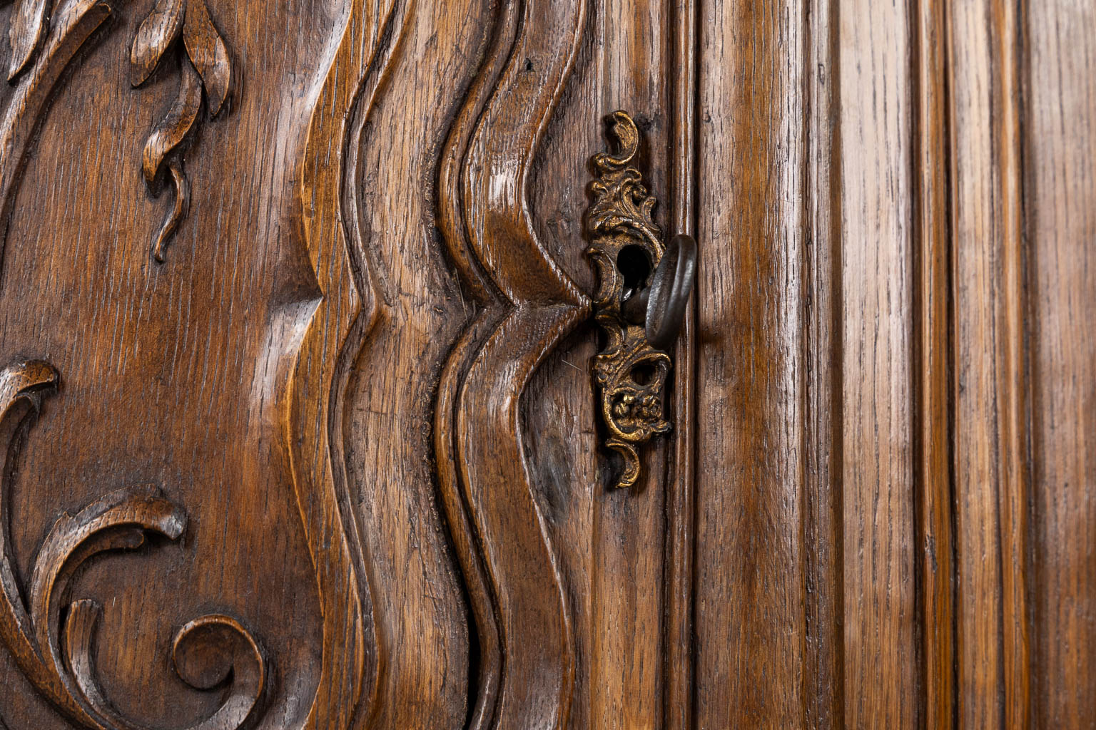 A pair of corner cabinets, sculptured oak, Louis XV stijl. 19de eeuw. (L:63 x W:63 x H:97 cm)