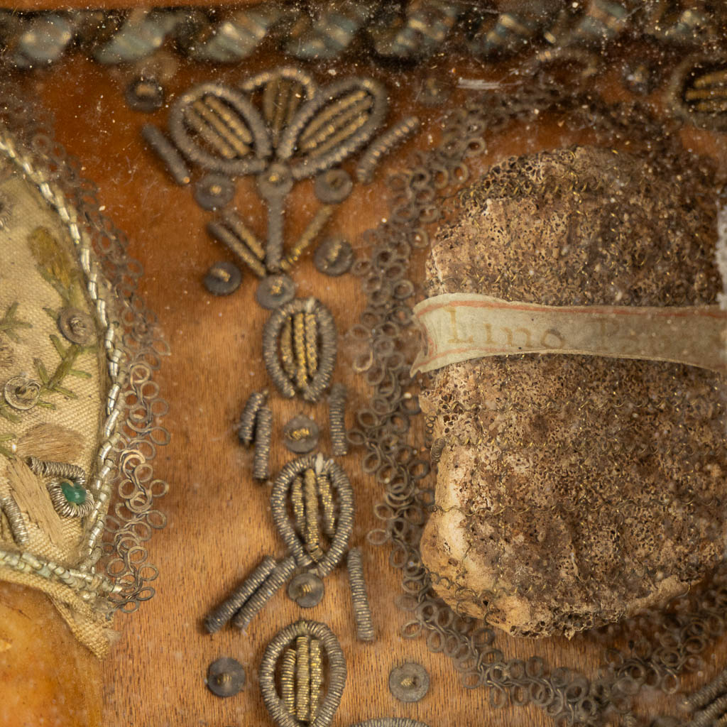 A large reliquary box with 5 relics and a wax figurine, Saint Vincent, Martyr. (W:16 x H:21 cm)