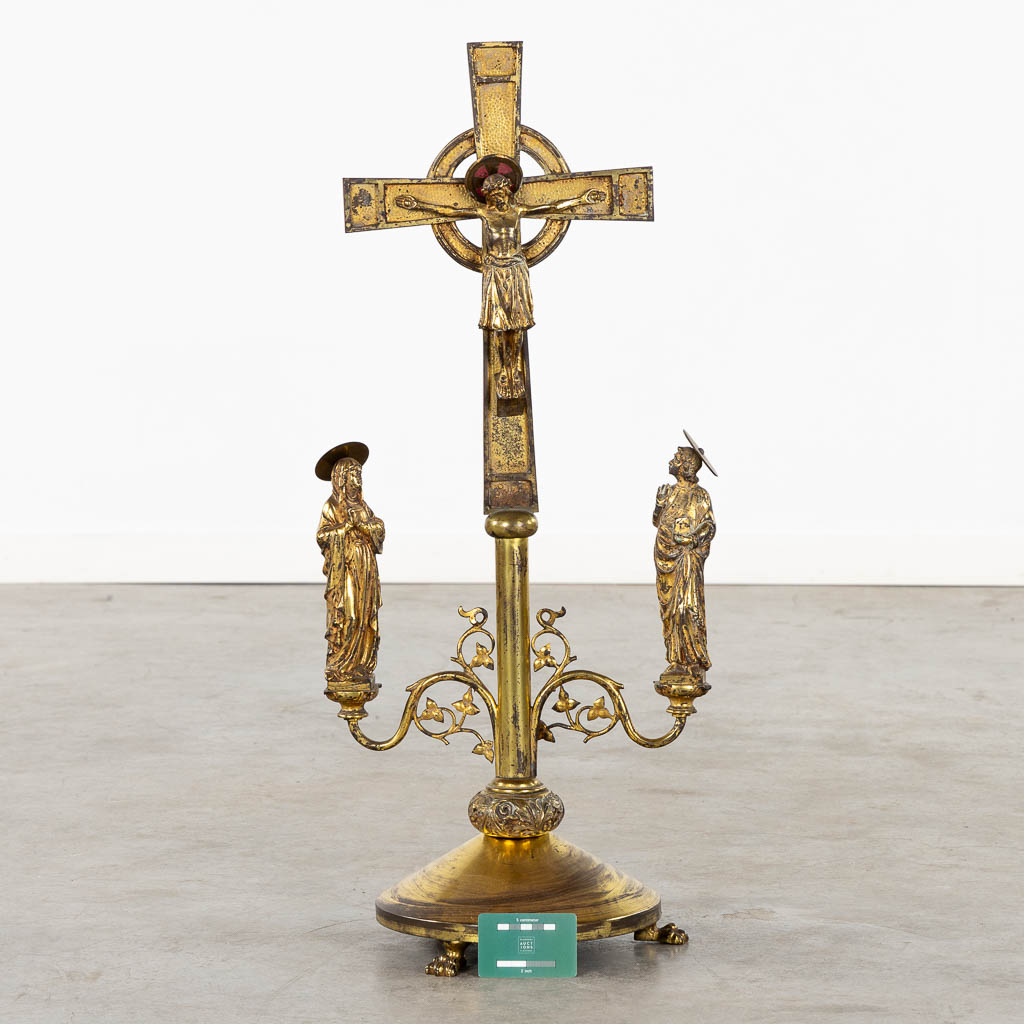 Een grote Golgotha of Calvarie, messing. Neogotiek. (L:27 x W:36 x H:81 cm)