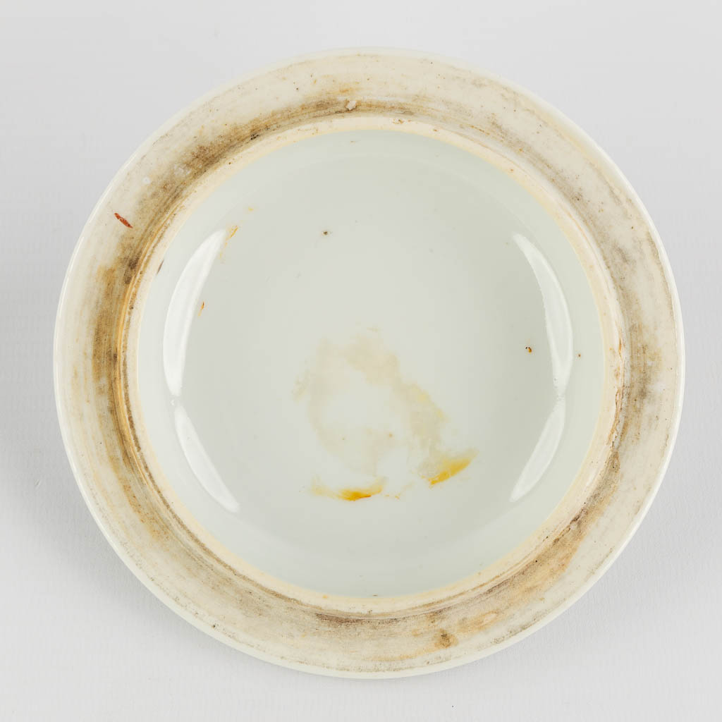 A Chinese porcelain bowl with a lid, Fisermen decor. (H:12 x D:14,5 cm)