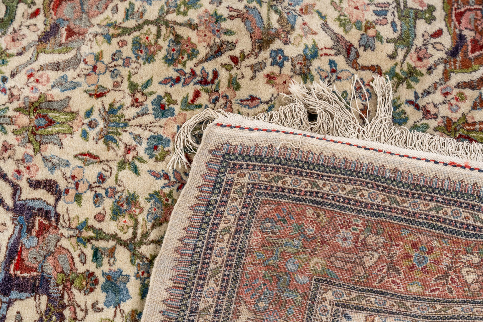 An Oriental hand-made carpet with a hunting scène, Kirman. (L:230 x W:150 cm)