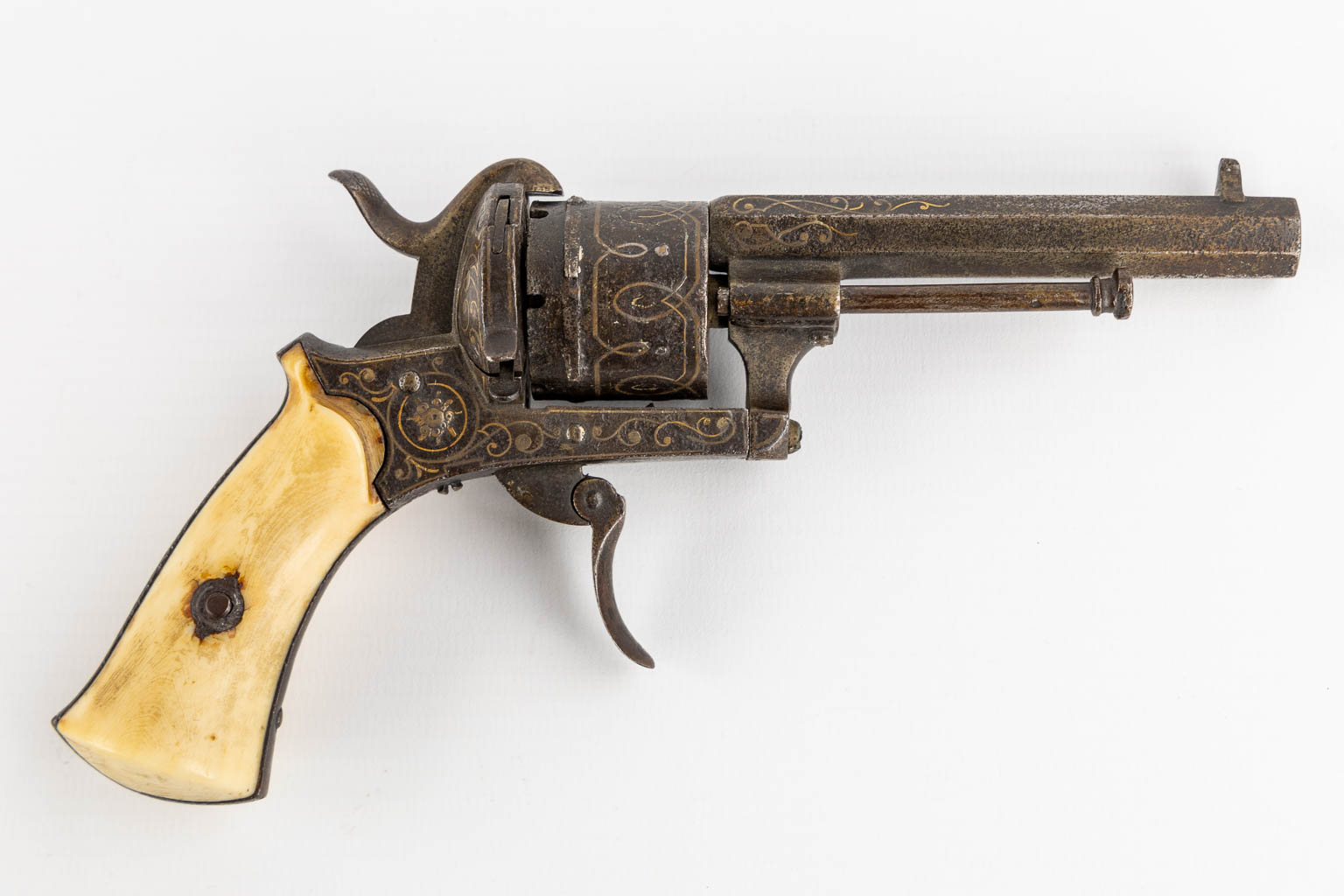 A collection of two antique pistols, of which one is a 