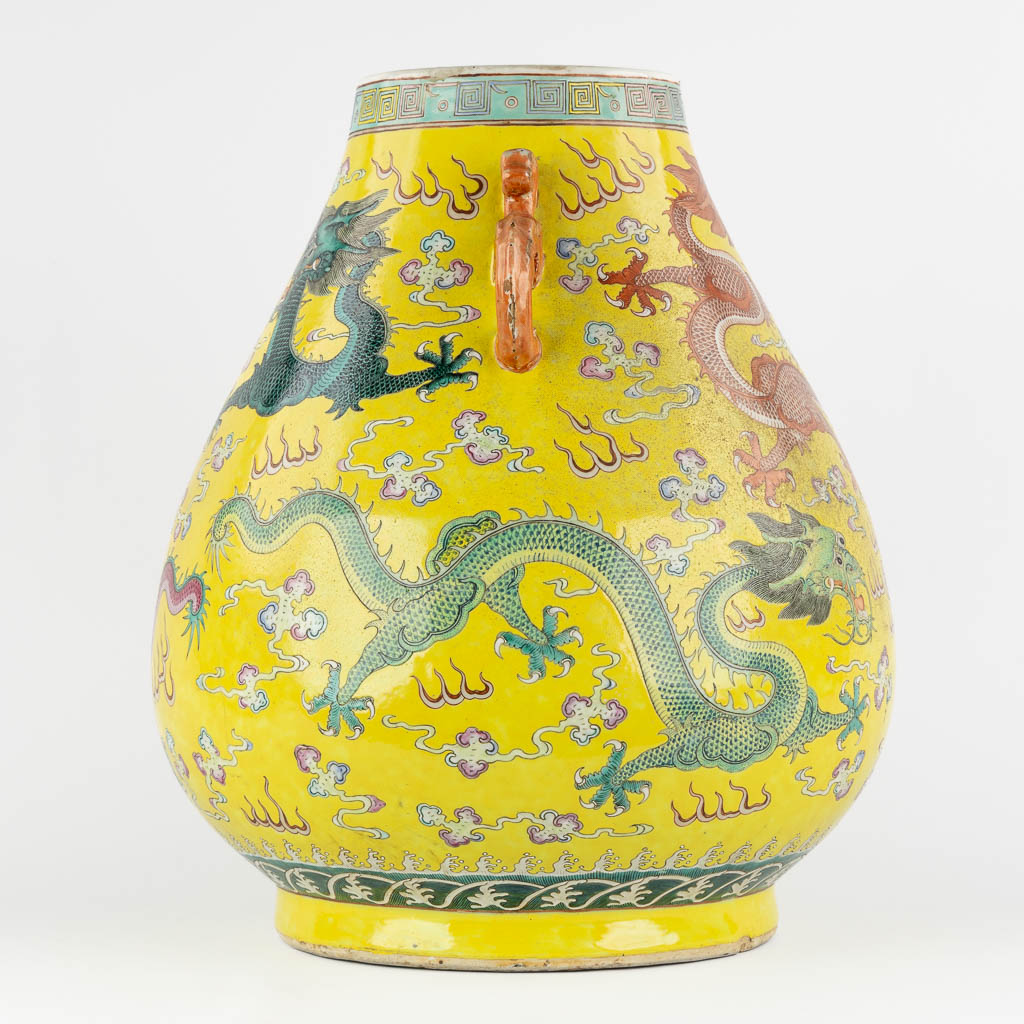 Een grote gele Chinese vaas met drakendecor, Kangxi merk. 19de eeuw. (H:47 x D:37 cm)