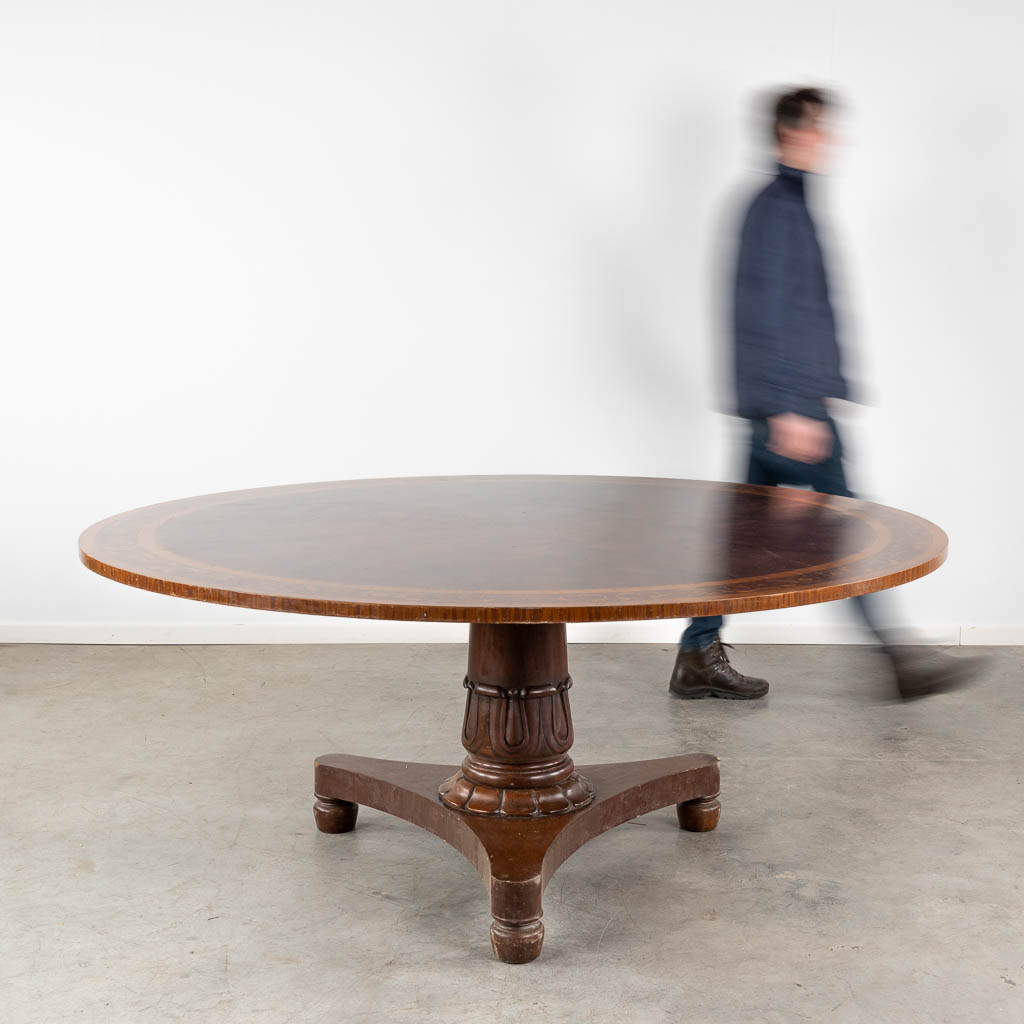 Een uitzonderlijk grote ronde tafel met marqueterie inlegwerk. (H:77 x D:183 cm)