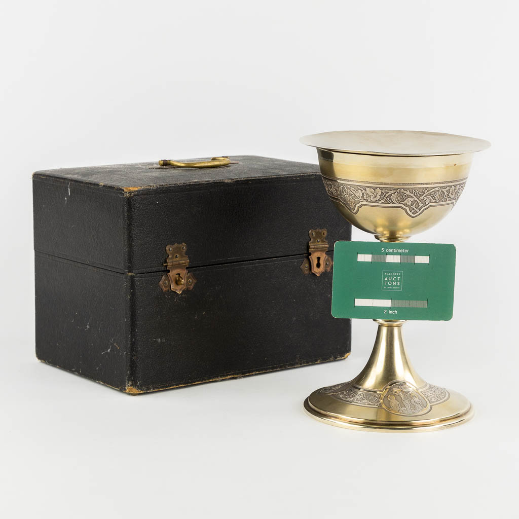 Honoré Leballeur, A vermeil chalice and paten in the original box. Gothic Revival, 1920. (H:19 x D:12,5 cm)