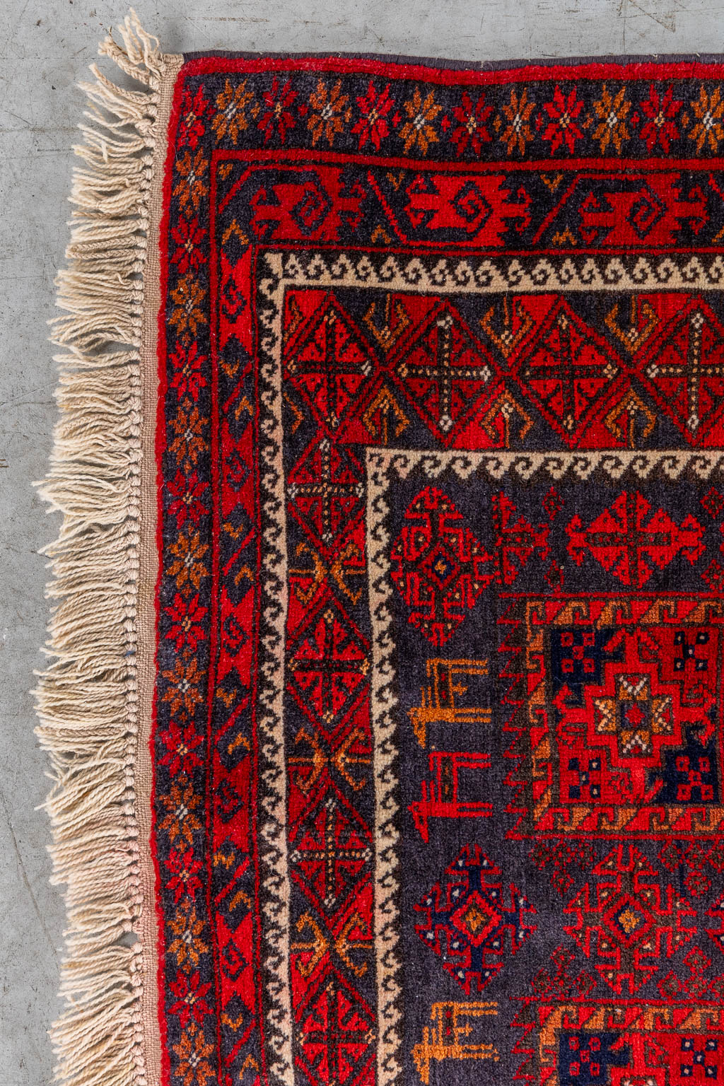 Twee Oosterse handgeknoopte tapijten, Afghan. (L:205 x W:119 cm)