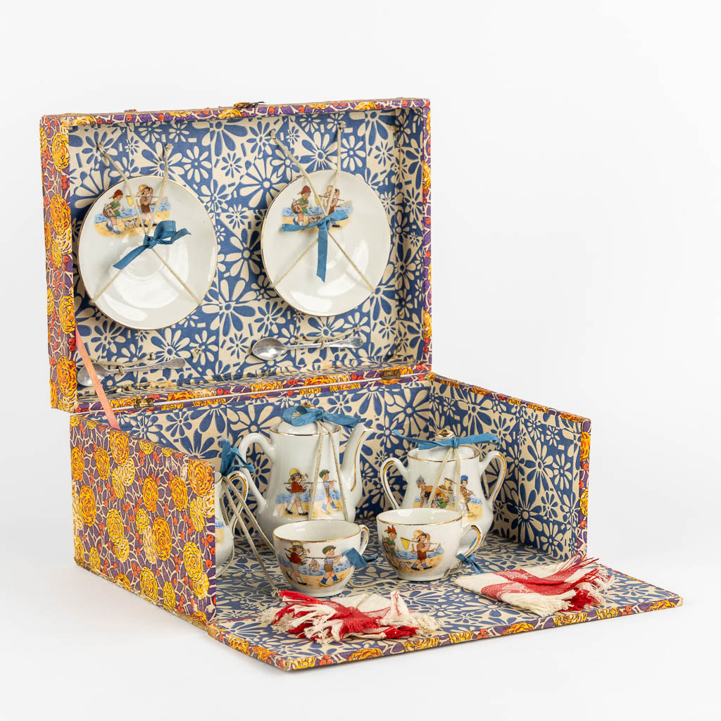 A Children's 'tête-à-tête', coffee service, polychrome porcelain, circa 1920. (L:18 x W:26 x H:12,5 cm)