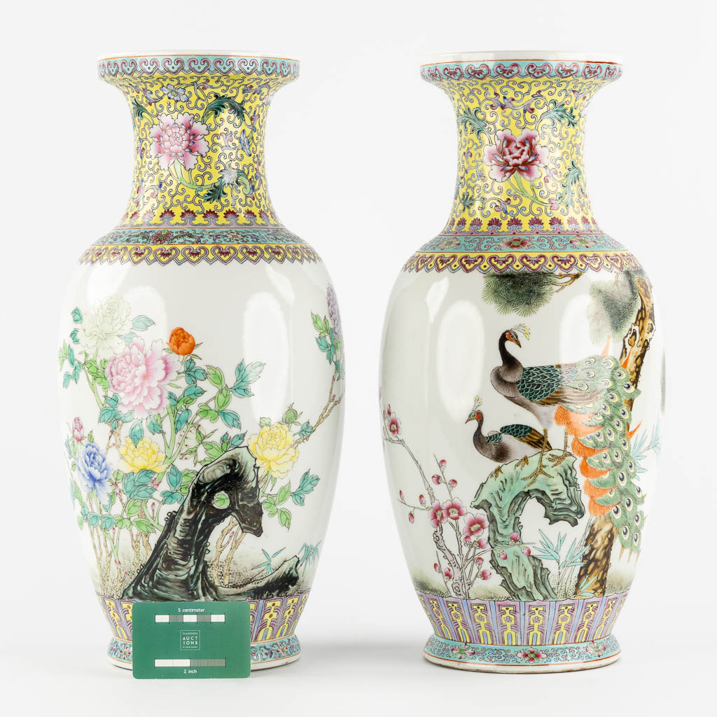 Twee Chinese vazen met een dubbele pauw en bloemendecor. (H:45 x D:19 cm)