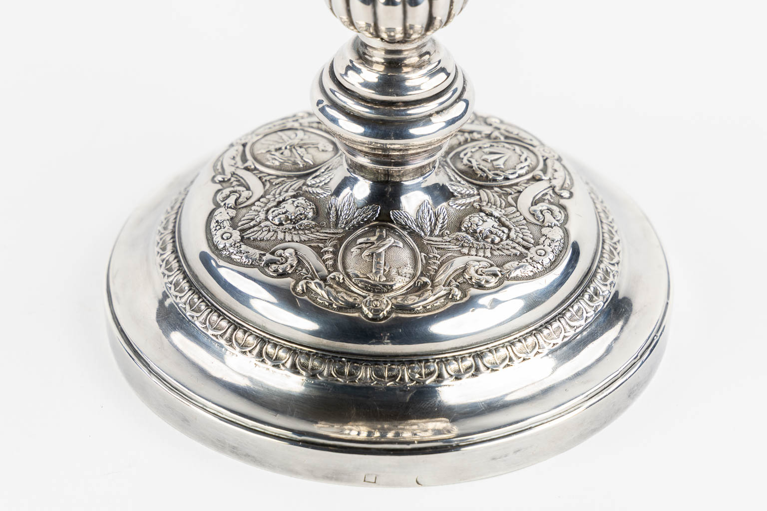 A silver chalice with a vemeil cuppa, rich decor in Baroque style. 19th C. (H:26 x D:14 cm)