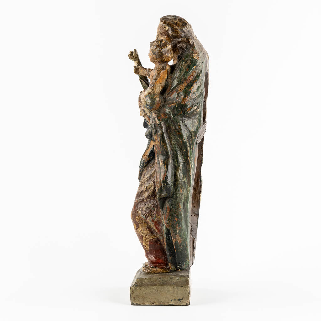 An antique wood-sculptured figurine of Saint Joseph with a Child, Flanders, 17de/18de eeuw. 