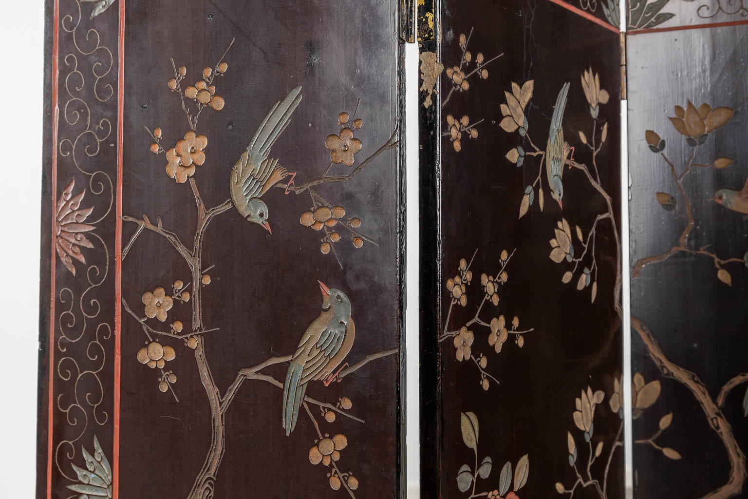 A Chinese room divider, folding screen with lacquered decors of fauna and flora. Circa 1900. (W: 114 x H: 132 cm)