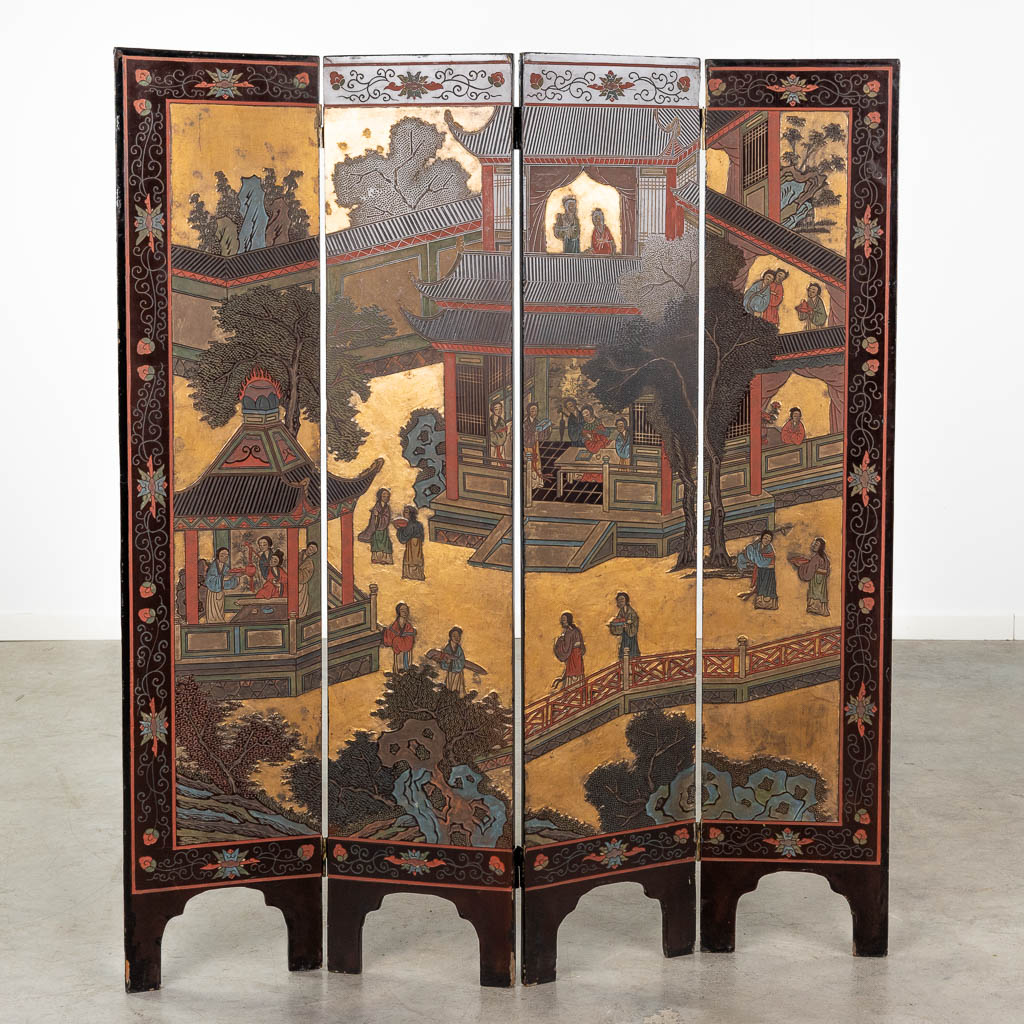 A Chinese room divider, folding screen with lacquered decors of fauna and flora. Circa 1900. (W: 114 x H: 132 cm)