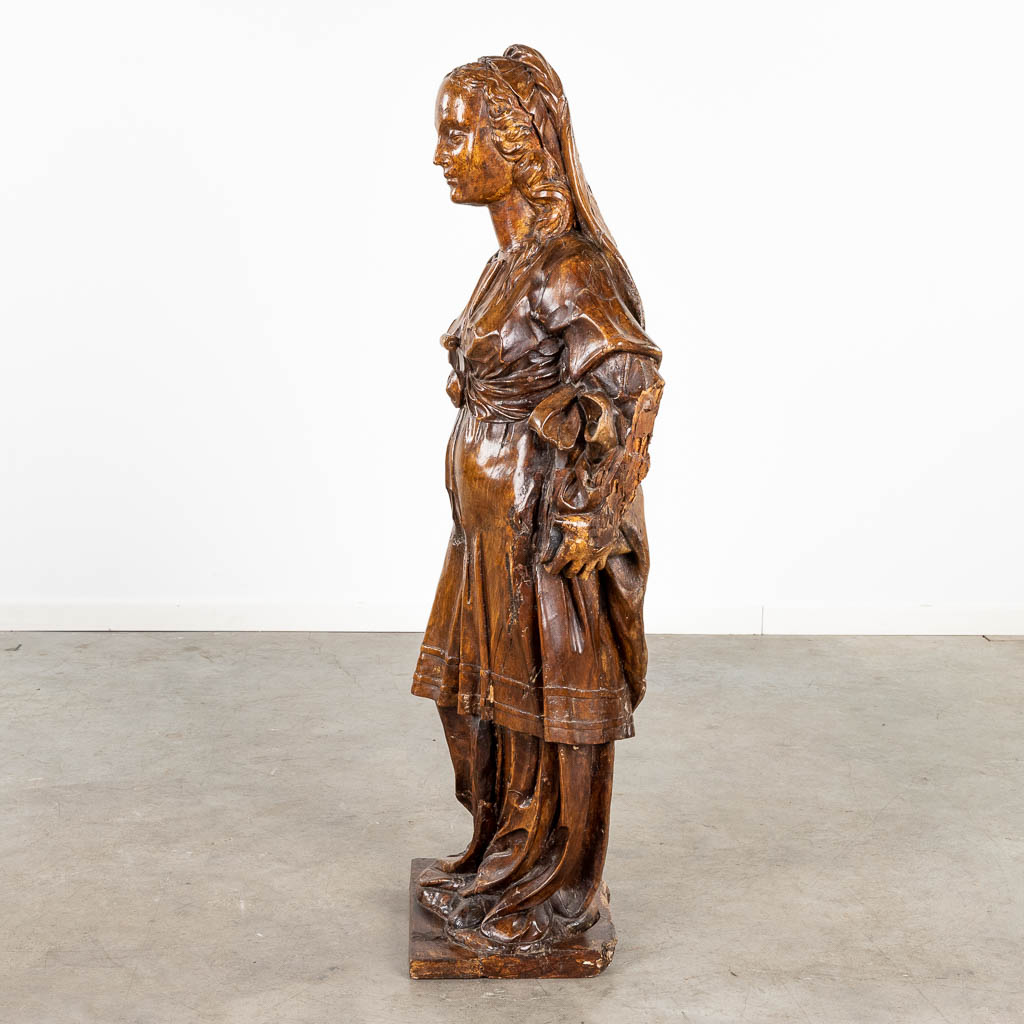 Een antieke houtsculptuur, figuur van een edeldame. 17de/18de eeuw. (L:30 x W:53 x H:123 cm)