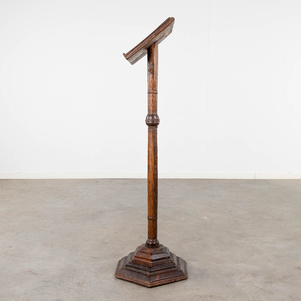 An antique lectern. 18th/19th C. (L:40 x W:50 x H:140 cm)