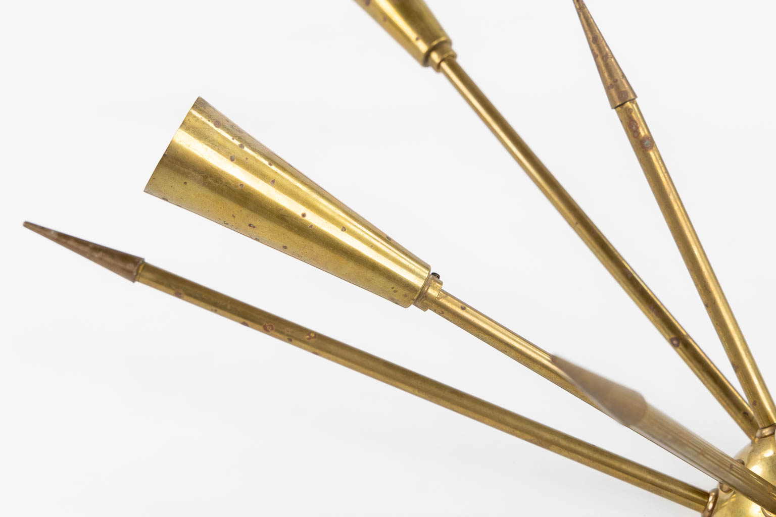 A mid-century Sputnik ceiling lamp, brass. Circa 1970. (H:25 x D:66 cm)