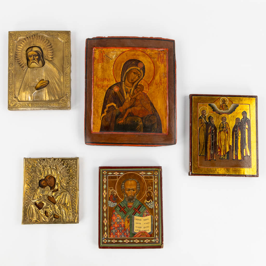 Een collectie van 5 Russische iconen, Moeder Gods Ovsepetaya, Nicholas. 19de eeuw. (W:24 x H:30 cm)