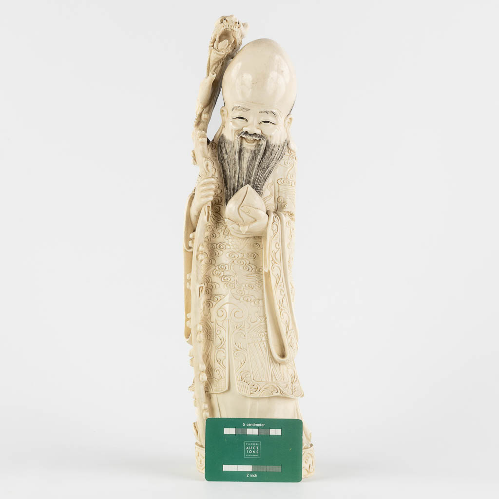 An Ivory sculptured figurine of Shou Lao, 2,169 kg. (W:11 x H:41 cm)