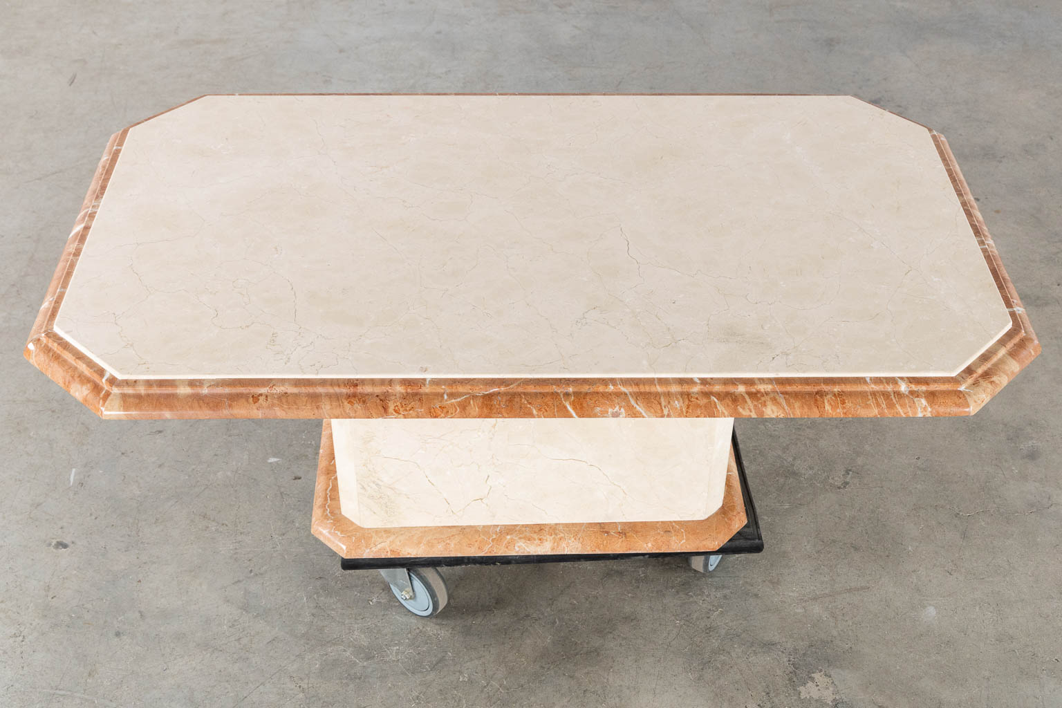 A bi-coloured marble coffee table. (L:70 x W:120 x H:45 cm)