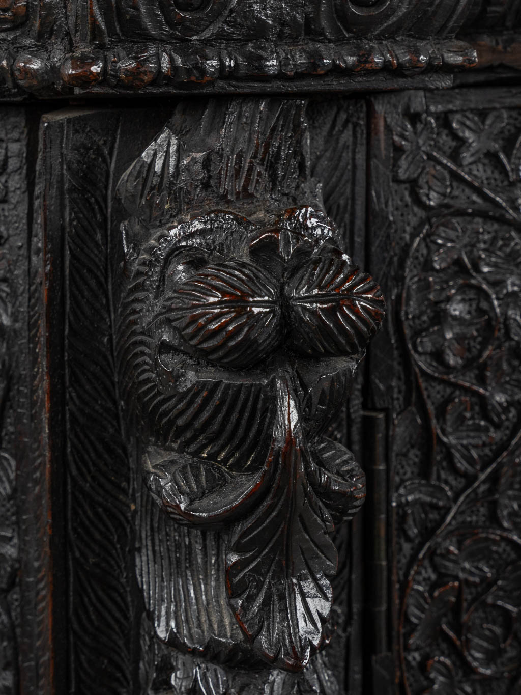 An antique and decorative cabinet, hand-sculptured hardwood. Birma/Myanmar. Circa 1920.