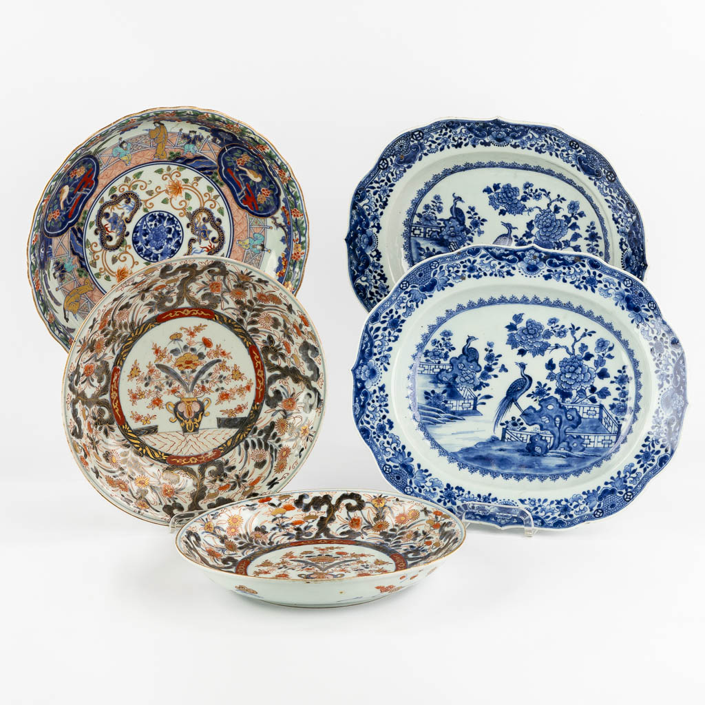 Vijf Chinese en Japanse borden en schalen, Imari en Blauw-Wit. (L:29 x W:35 cm)