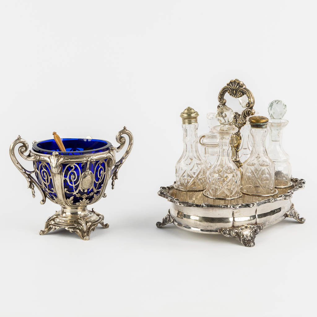 A silver and blue glass bowl. Added a silver-plated oil and vinegar set. (L:13,5 x W:20 x H:15,5 cm)