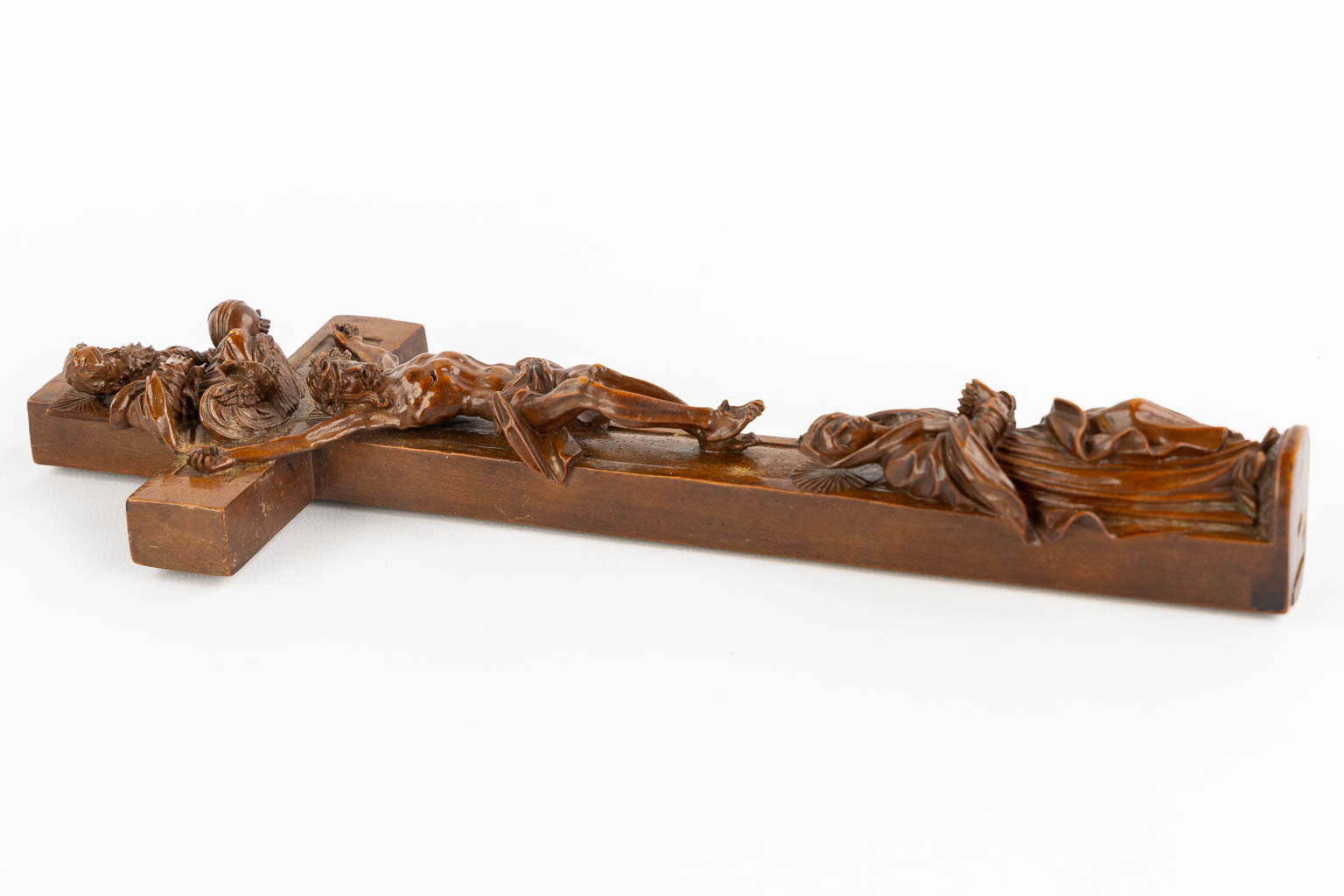 A very finely sculptured crucifix with 12 relics. 19th C. (L:3 x W:9,5 x H:26,5 cm)