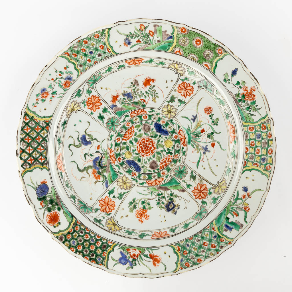 A Chinese Famille Verte plate, Kangxi period. Added a Samson plate. (H:5,5 x D:38 cm)